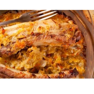 Кисело зеле със свински ребърца в гювеч