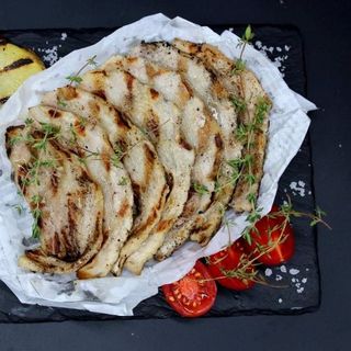 Шарени месца със свежа салата и сос BBQ
