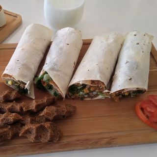 Тортила с Чий кюфте (турска разядка) леко пикантна