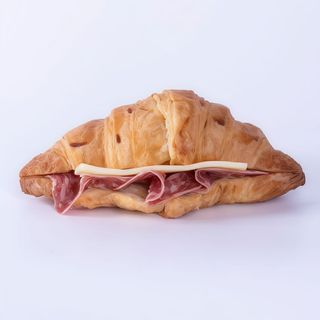 Кроасан със салам Милано и Ементал (95г)