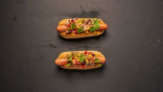 Сандвич в питка с кренвирш,кашкавал и салата