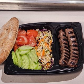 Телешко кебапче (2бр.)+ гарнитура  3 вида по избор