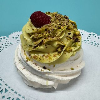 Павлова без лактоза със шамфъстък ( 1бр)