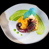 ГРИЛОВАН ОКТОПОД ВЪРХУ ПЮРЕ ОТ БАТАТ