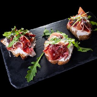 БРУСКЕТИ С ХАМОН