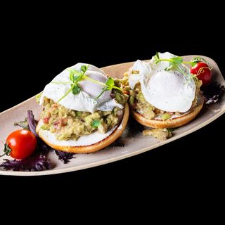 Хрупкав Бриош с гуакамоле и поширано яйце