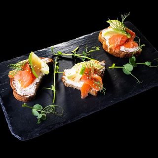 БРУСКЕТИ СЪС СЬОМГА