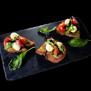 БРУСКЕТИ С ДОМАТ И МОЦАРЕЛА