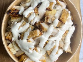 Салата Цезар с хрупкаво пиле