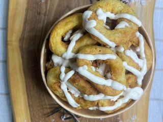 Салата Цезар с хрупкави калмари