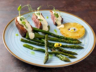 Патешко магре с аспержи и ананас (350г)