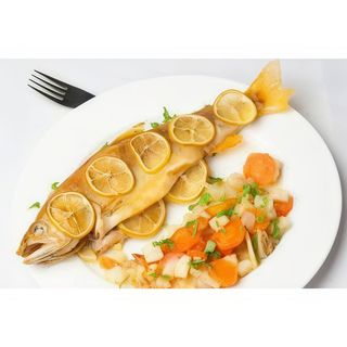 Пъстърва филе върху канапе от сотирани зеленчуци (400г)