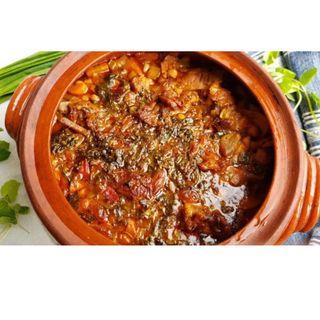 Свински ребърца с боб в гърне