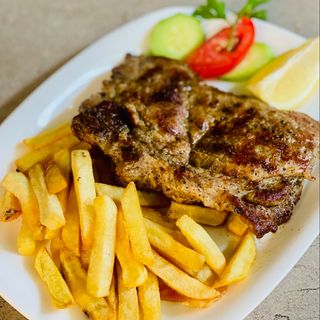 Вратна пържола с гарнитура 