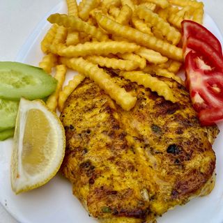 Пилешка пържола с гарнитура