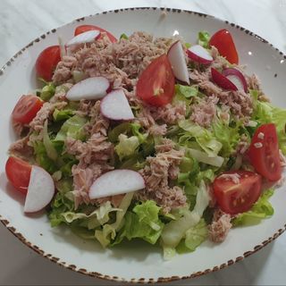 Зелена салата с риба тон