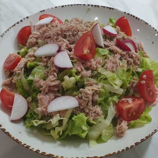 Зелена салата с риба тон