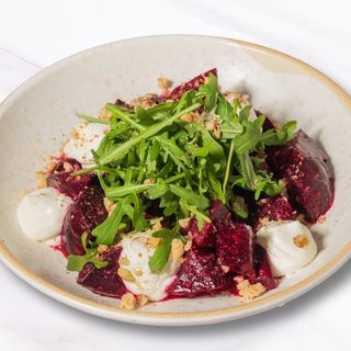 САЛАТА С ЧЕРВЕНО ЦВЕКЛО, РУКОЛА И МУС ОТ СИРЕНЕ