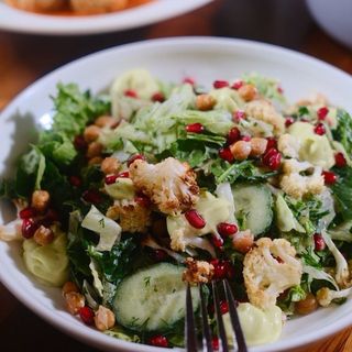 ВЕГАН САЛАТА С НАХУТ,ПЕЧЕН КАФИОЛ И АВОКАДО МУС