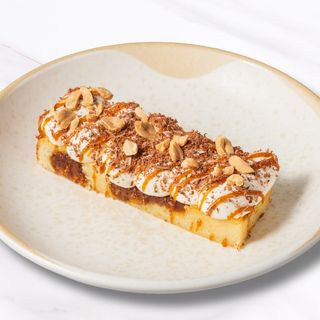 СНИКЪРС БРАУНИ С ЧИЙЗ КРЕМ ФРОСТИНГ