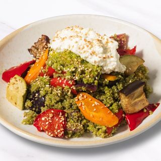 САЛАТА С КИНОА И ПЕЧЕНИ ЗЕЛЕНЧУЦИ 