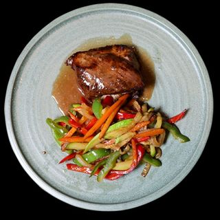 Пуешки стек със сотирани зеленчуци (350г)