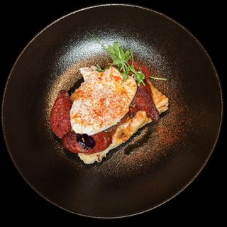 Качемак бенедикт с конски суджук и карамелизиран лук