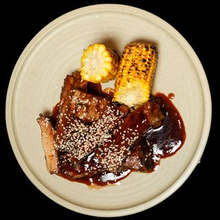 Глазирани свински ребърца с грилована царевица