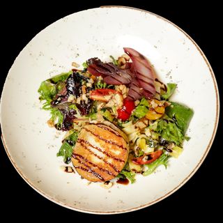 Хрупкава салата със запечено козе сирене и поширана круша