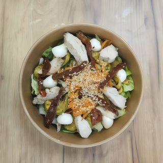 Салата с пилешко филе (350г)