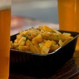 ЧЕСНОВИ ПЪРЖЕНИ КАРТОФИ С МИКС ОТ СИРЕНА И КОПЪР