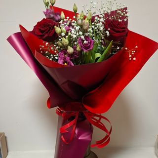 Букет с рози и еустоми