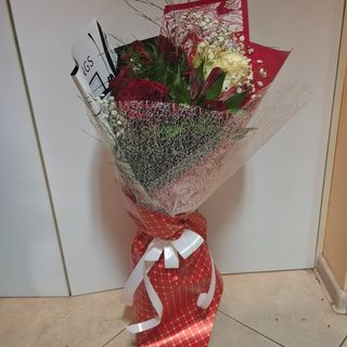 Букет-Рози в бяло и червено