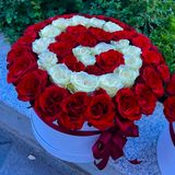 Кутия рози с буква по избор 