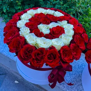 Кутия рози с буква по избор