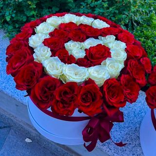 Кутия рози с буква по избор 