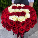 Кутия рози с буква по избор 