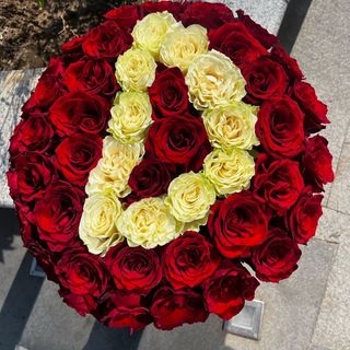 Кутия рози с буква по избор 