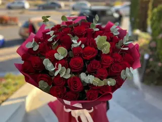 Букет от 51 рози със зеленина