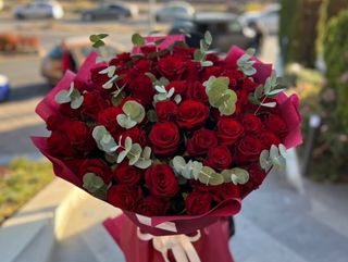 Букет от 51 рози със зеленина