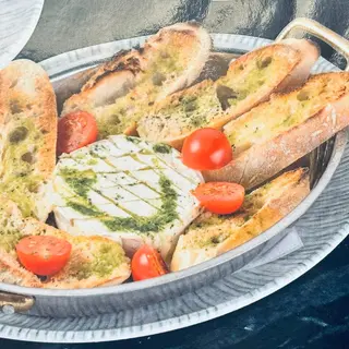 Камамбер на пещ с билкови брускети (300г.)
