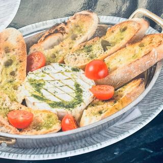 Камамбер на пещ с билкови брускети (300г.)