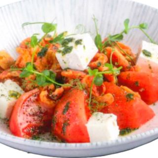 Салата с белен домат и чипс от пипер с овче сирене 