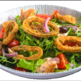 Салата с хрупкави калмари