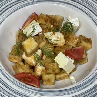 Топла салата от пържен патладжан, краве сирене и пикантен дресинг