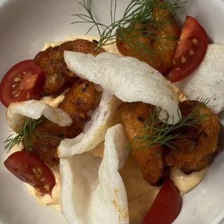 Хрупкави скариди със сос Срирача, майонеза и рибен чипс