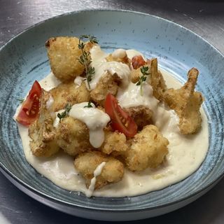 Паниран карфиол със сос Морне