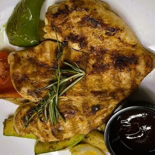 Пилешко филе със сотирани зеленчуци и пролетна салца