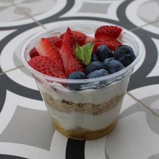 Цедено мляко с гранола, мед и плодове