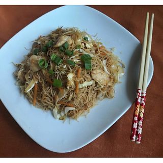 22. Оризово фиде с пилешко месо и зеленчуци 